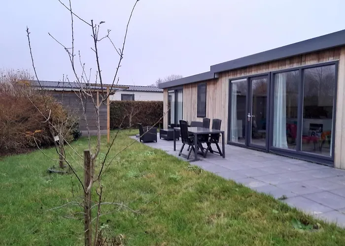 Luxe 5 Persoons Bungalow Op Rustig Vakantiepark Nabij Leeuwarden